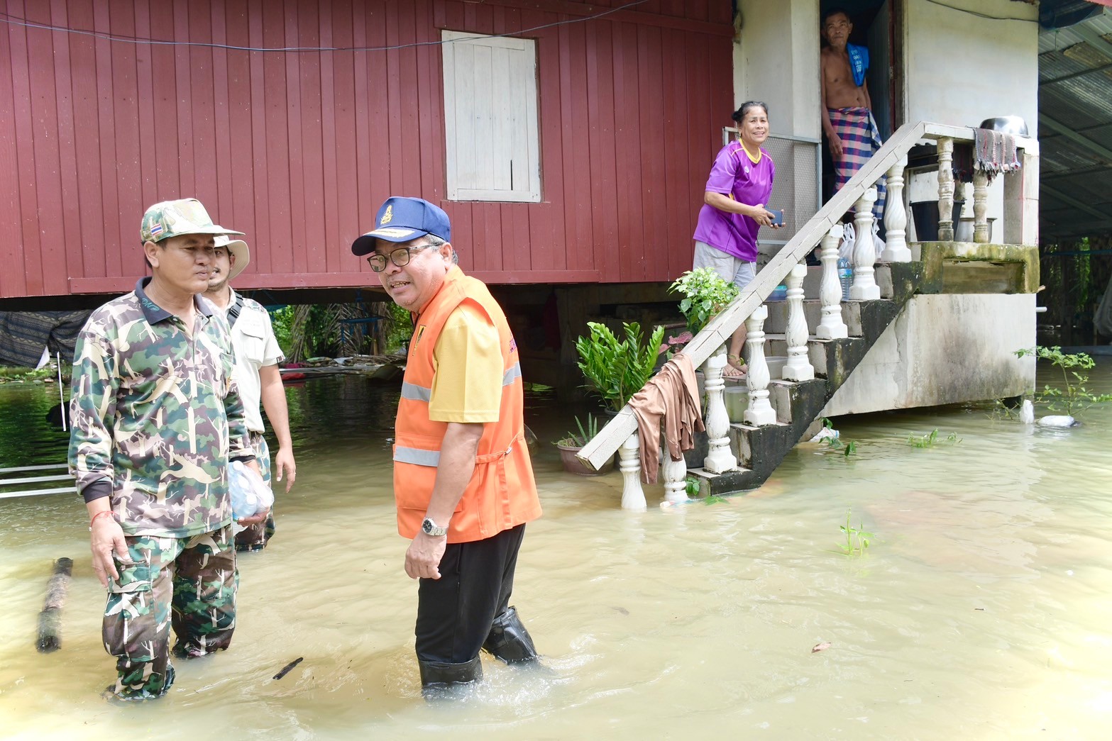 สถานการณ์น้ำท่วมพื้นที่จังหวัดพัทลุง ใน 5 อำเภอริมทะเลสาบคลี่คลาย ขณะที่อีก 6 อำเภอ โซนติดริมภูเขาสถานการณ์น้ำท่วมกลับเข้าสู่ภาะปกติแล้วหลังฝนหยุดตก ด้านรองผู้ว่าฯ หน่วยงานที่เกี่ยวข้อง รวมทั้งหน่วยงานท้องถิ่นเร่งแจกจ่ายถุงยังชีพผู้ประสบภัย&nbsp;