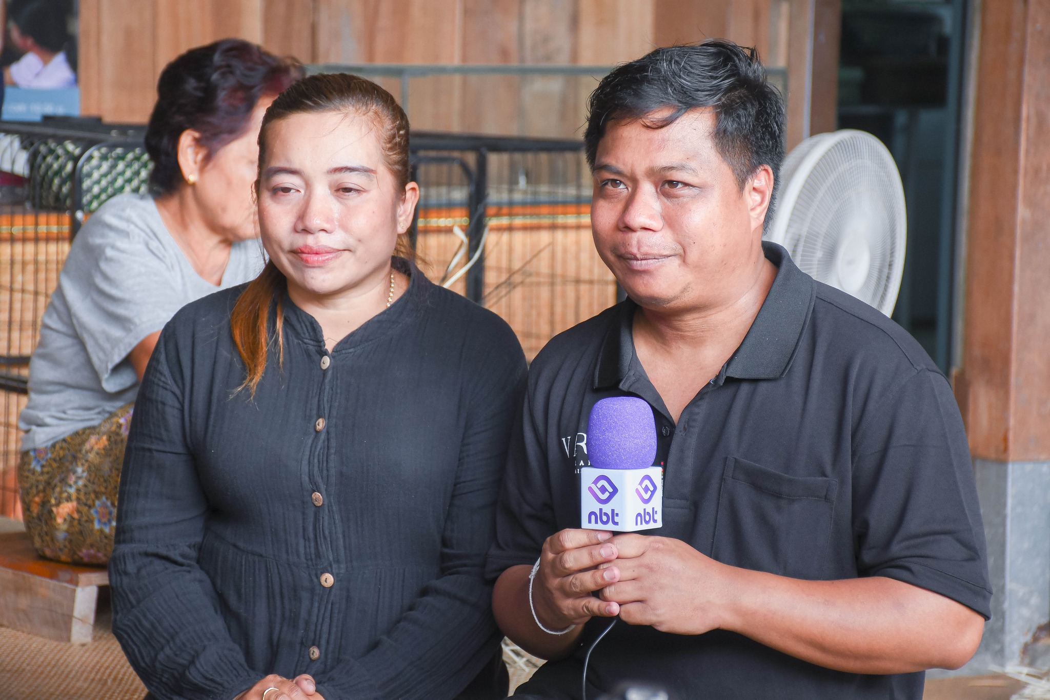 นายมนัสพงค์ &nbsp;เซ่งฮวด &nbsp; &nbsp;ผู้ได้รับพระมหากรุณาธิคุณจากสมเด็จพระนางเจ้าสิริกิติ์ พระบรมราชินีนาถ พระบรมราชชนนีพันปีหลวง &nbsp;ที่พระราชทานทุนการศึกษาจนเรียนจบชั้นปริญญาตรี