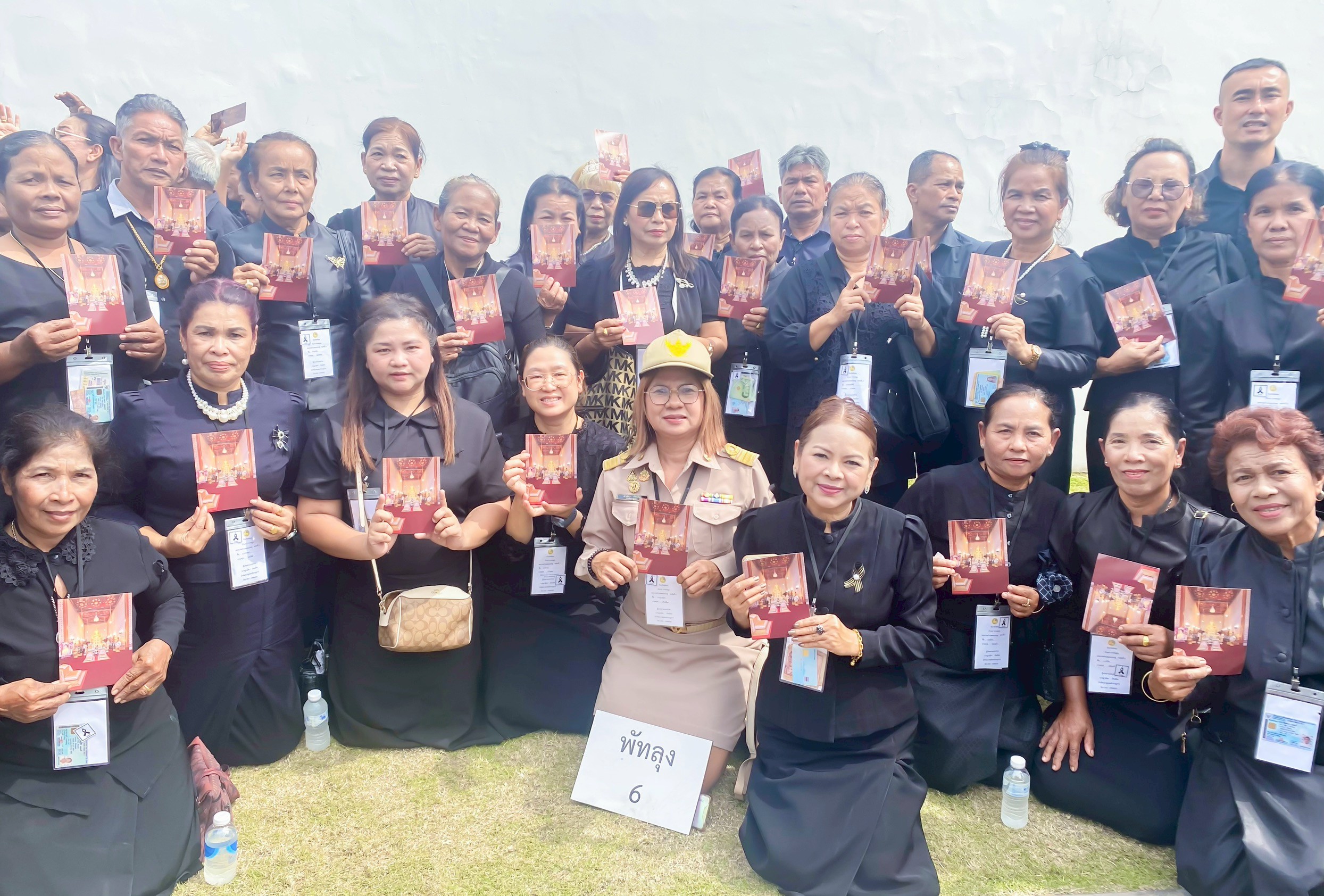 จังหวัดพัทลุง นำประชาชน กว่า 700 คน เดินทางเข้ากรุงเทพมหานคร เพื่อกราบถวายบังคมพระบรมศพ สมเด็จพระนางเจ้าสิริกิติ์ พระบรมราชินีนาถ พระบรมราชชนนีพันปีหลวง&nbsp;