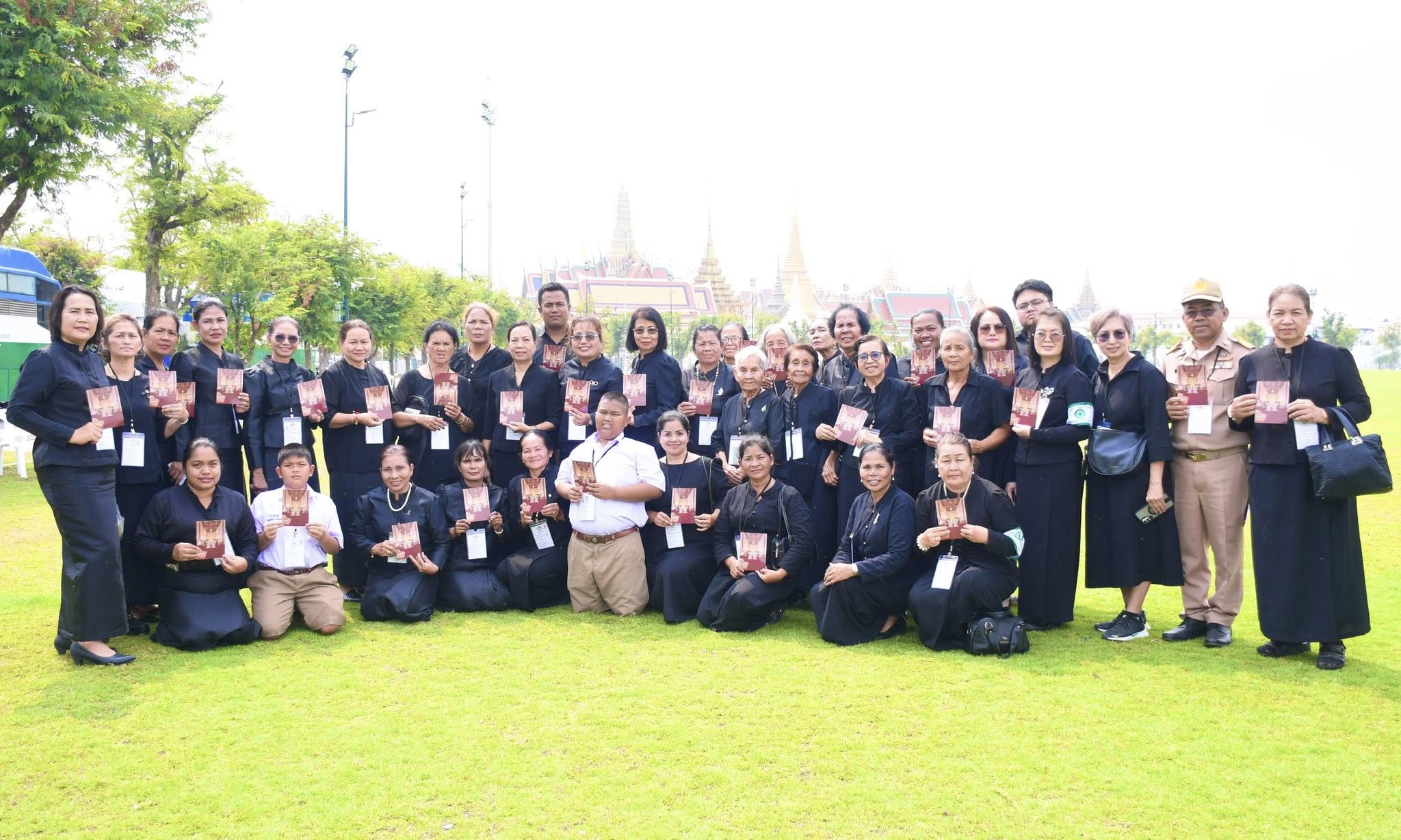 จังหวัดพัทลุง นำประชาชน กว่า 700 คน เดินทางเข้ากรุงเทพมหานคร เพื่อกราบถวายบังคมพระบรมศพ สมเด็จพระนางเจ้าสิริกิติ์ พระบรมราชินีนาถ พระบรมราชชนนีพันปีหลวง&nbsp;