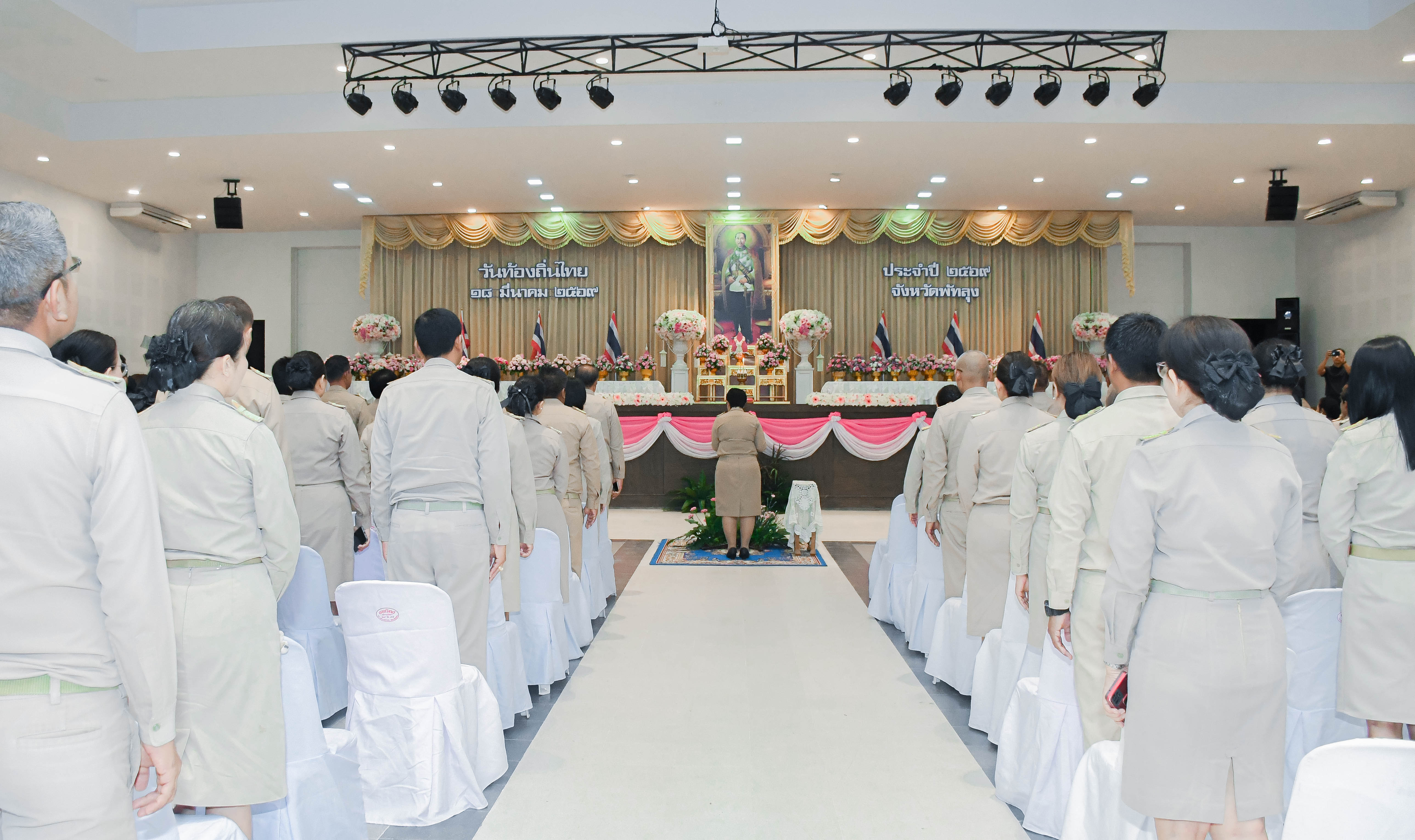 จังหวัดพัทลุงจัดพิธีวางพานพุ่มดอกไม้สดถวายราชสักการะ เนื่องในวันท้องถิ่นไทย ประจำปี 2569 เพื่อน้อมรำลึกถึงพระมหากรุณาธิคุณ และตอกย้ำความสำคัญของการปกครองส่วนท้องถิ่น&nbsp;