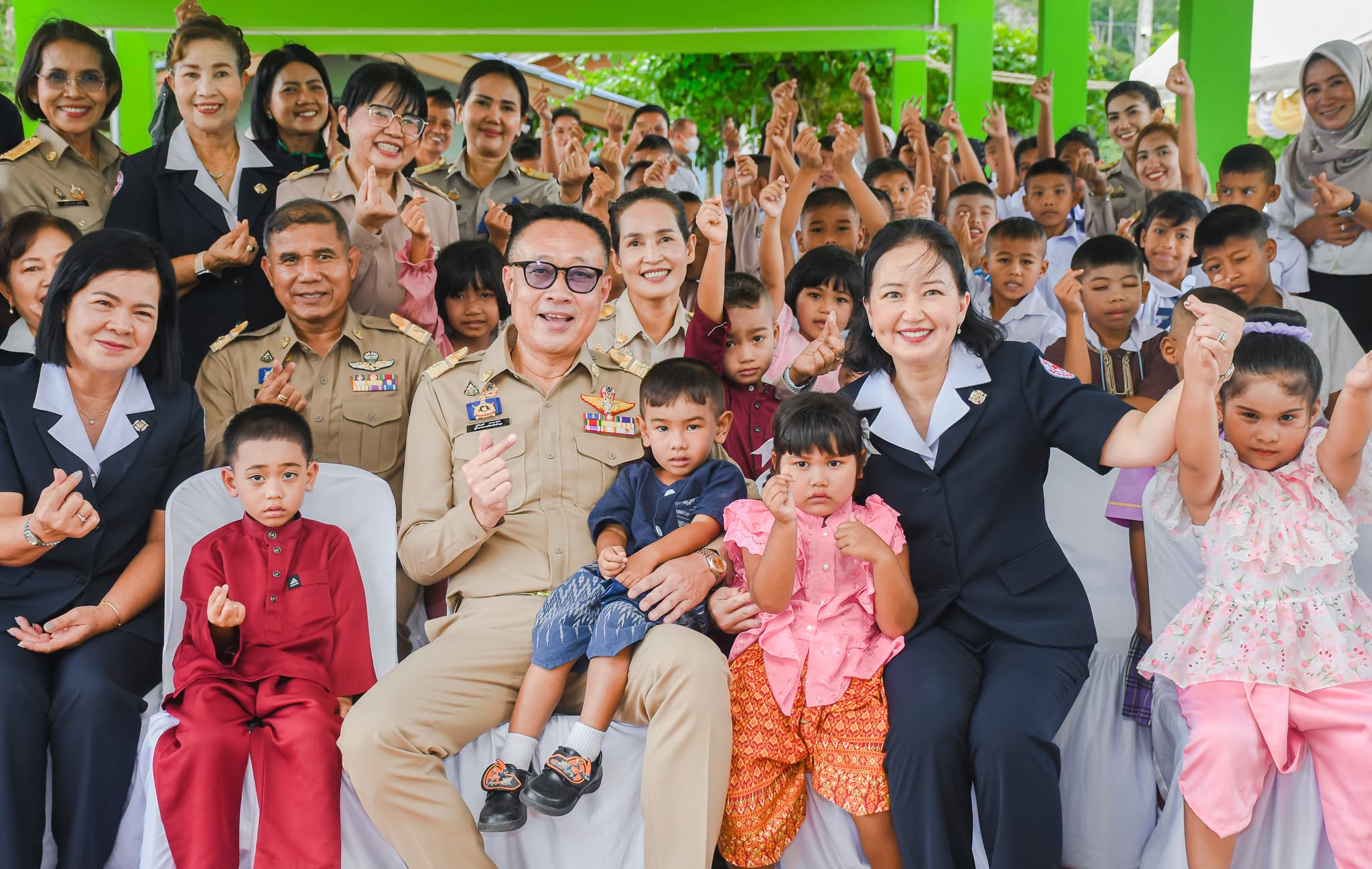 ผู้ว่าฯ พัทลุง เปิดโครงการน้ำพระทัยพระราชทาน "วันแม่แห่งชาติ ส่วนภูมิภาค 76 จังหวัด" มอบทุนการศึกษาและสิ่งของช่วยเหลือนักเรียน สานต่อการแบ่งปันเพื่อเยาวชนไทย&nbsp;